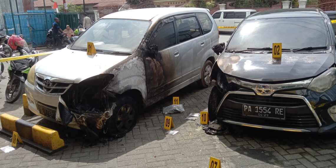 Dua mobil yang terkena bom molotov di depan kantor Jubi. (Sumber: Redaksi Jubi)