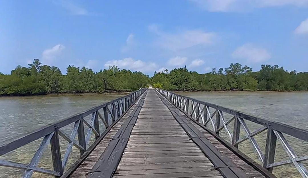 Jembatan yang menghubungkan Kampung Bohe Silian dengan Kampung Payung-Payung, Maratua (Sirana.id)