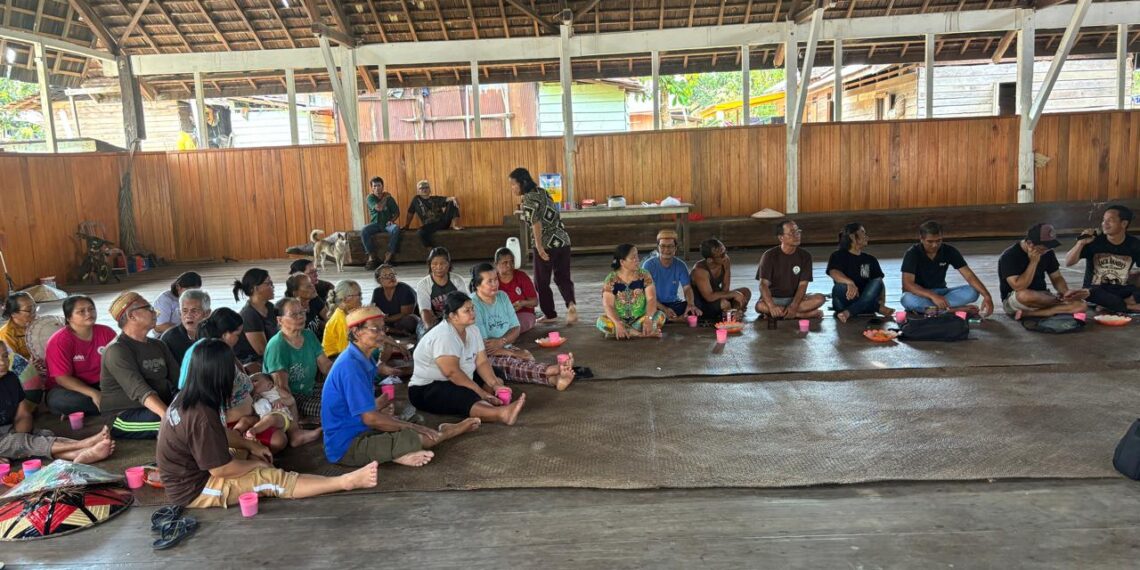 Masyarakat Long Isun saat bermusyawarah (Sumber: Koalisi Masyarakat Sipil)