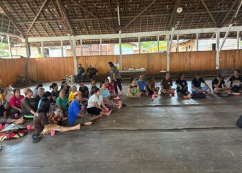 Masyarakat Long Isun saat bermusyawarah (Sumber: Koalisi Masyarakat Sipil)