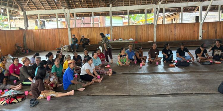Masyarakat Long Isun saat bermusyawarah (Sumber: Koalisi Masyarakat Sipil)