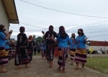 Tarian tradisional yang dibawakan penari dayak di Linggang Melapeh, Kutai Barat. (Sirana.id)