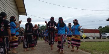 Tarian tradisional yang dibawakan penari dayak di Linggang Melapeh, Kutai Barat. (Sirana.id)