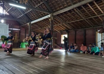 Tarian tradisional yang dibawakan penari dayak di Linggang Melapeh, Kutai Barat. (Sirana.id)