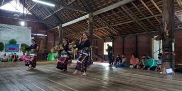Tarian tradisional yang dibawakan penari dayak di Linggang Melapeh, Kutai Barat. (Sirana.id)