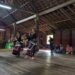 Tarian tradisional yang dibawakan penari dayak di Linggang Melapeh, Kutai Barat. (Sirana.id)