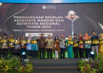 Pemberian penghargaan sekolah adiwiyata oleh KLHK (Sumber: KLHK)