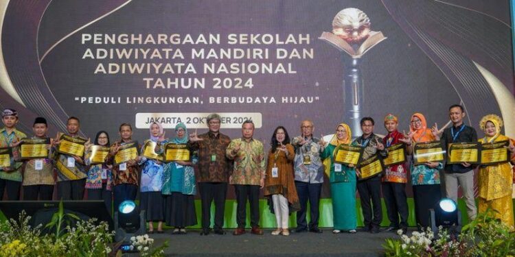 Pemberian penghargaan sekolah adiwiyata oleh KLHK (Sumber: KLHK)