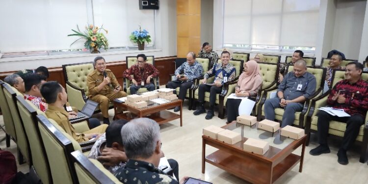 Rombongan Pemkab Paser yang diterima di Kukar