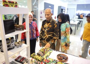 Pjs Ketua Dekranasda Kukar dr Eryariyatin Bambang Arwanto mendampingi Wakil Ketua Harian Dekranasda DIY Tazbir Abdullah meninjau stand pameran dari Dekranasda Kukar.