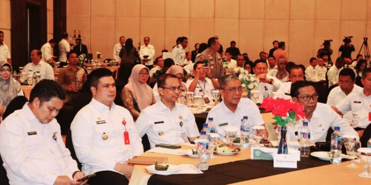 Pjs Bupati Kukar Bambang Arwanto (dua kiri) saat hadiri Rakor Forkopimda