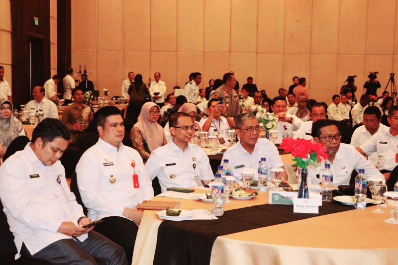 Pjs Bupati Kukar Bambang Arwanto (dua kiri) saat hadiri Rakor Forkopimda