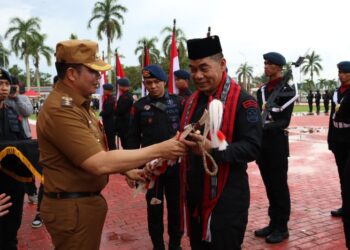 Pjs Bupati Kukar Bambang Arwanto saat memberikan kenang-kenangan