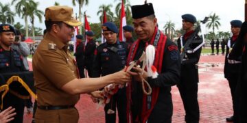 Pjs Bupati Kukar Bambang Arwanto saat memberikan kenang-kenangan