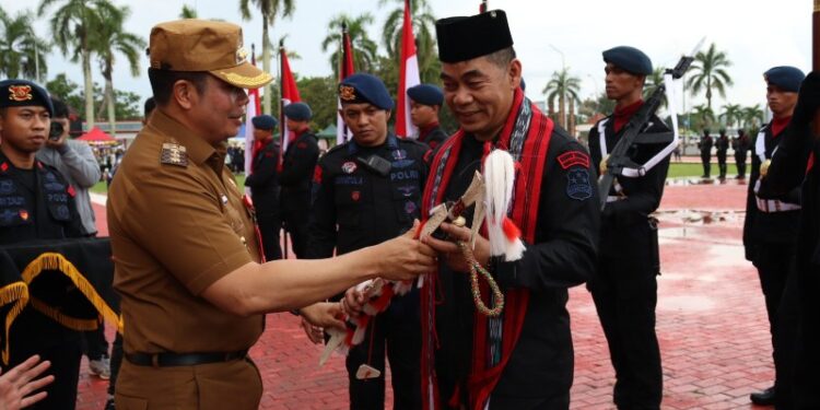Pjs Bupati Kukar Bambang Arwanto saat memberikan kenang-kenangan