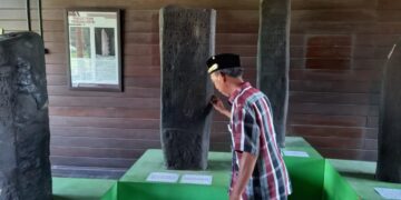 replika yupa di Muara Kaman (Sirana.id)