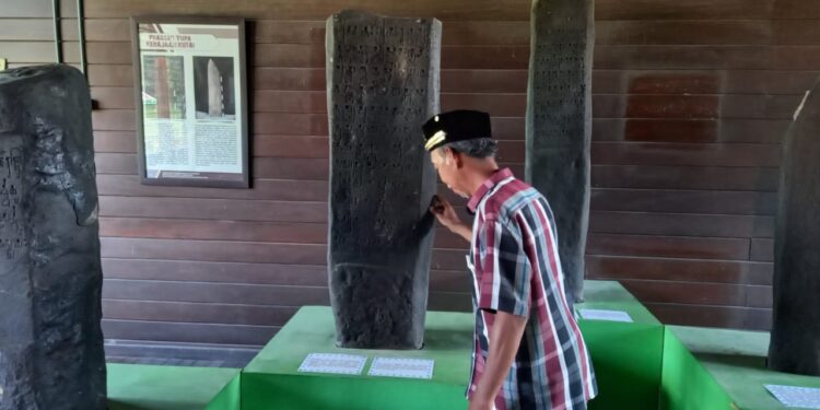 replika yupa di Muara Kaman (Sirana.id)