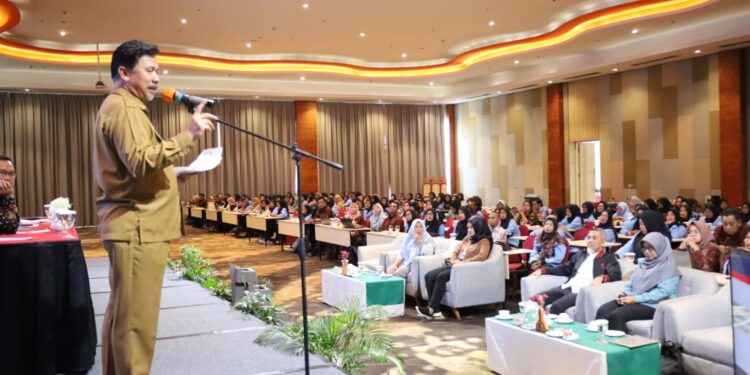 Sekda Kukar Sunggono di hadapan para kader KB