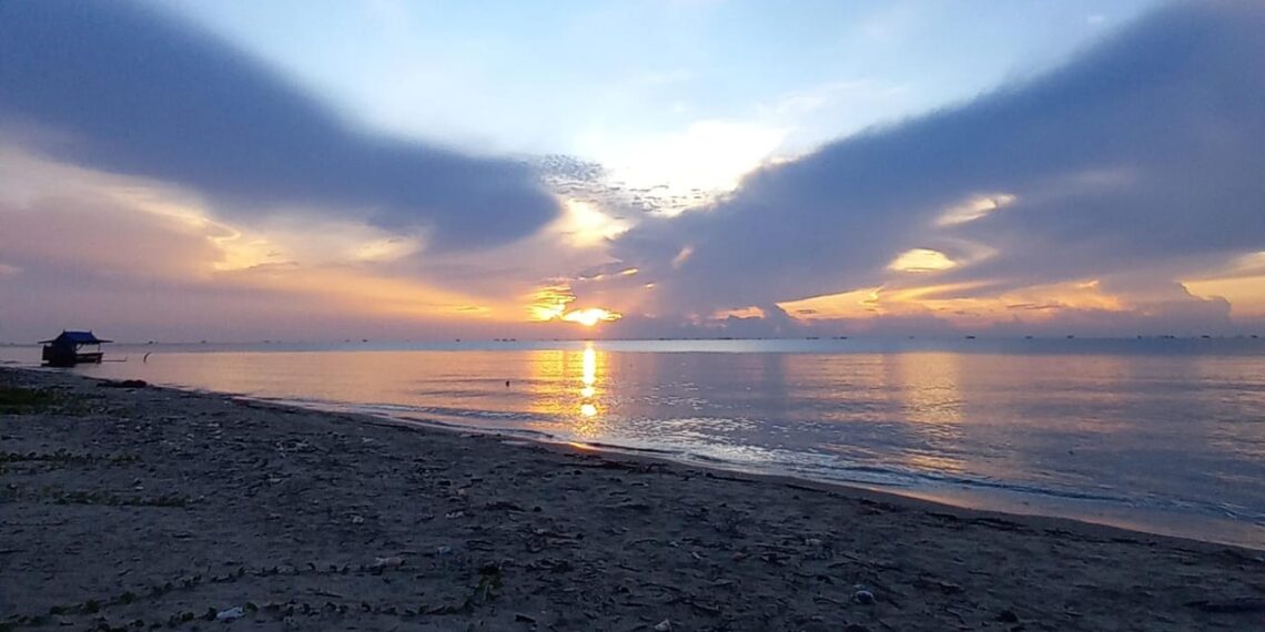 Matahari terbit di deretan pantai muara badak (sirana.id)