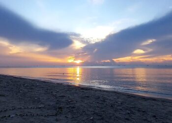 Matahari terbit di deretan pantai muara badak (sirana.id)