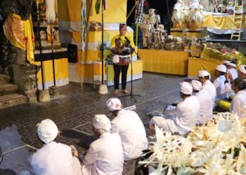Pjs Bambang Arwanto saat menghadiri upacara di Pura Payogan Agung Kutai