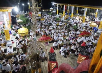 upacara di Pura Payogan Agung Kutai
