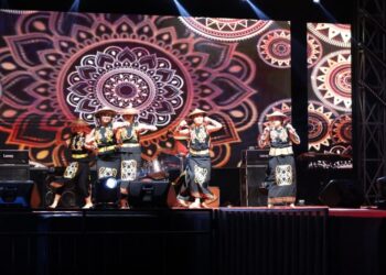 Penampilan para penari dalam festival seni dan budaya di Kukar