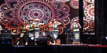 Penampilan para penari dalam festival seni dan budaya di Kukar