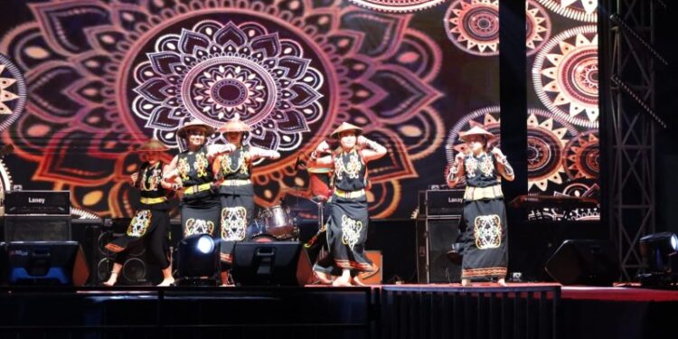 Penampilan para penari dalam festival seni dan budaya di Kukar