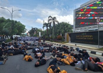 Aksi Koalisi Masyarakat Sipil di Depan Kantor Gubernur Kaltim