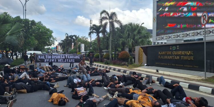 Aksi Koalisi Masyarakat Sipil di Depan Kantor Gubernur Kaltim