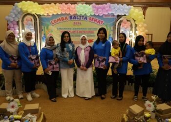 dr Eryariatin berfoto dalam Lomba Balita sehat se Kukar