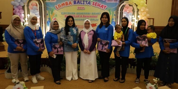 dr Eryariatin berfoto dalam Lomba Balita sehat se Kukar