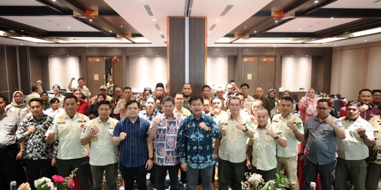 Sekda Sunggono bersama peserta Raker Pembentukan Satgas Linmas