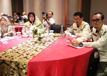 Peserta dari Satuan Polisi Pamong Praja (Satpol PP) saat mengikuti raker dengan para camat