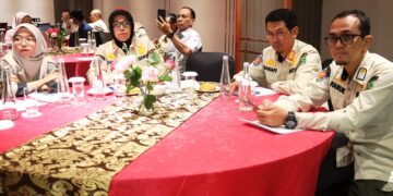 Peserta dari Satuan Polisi Pamong Praja (Satpol PP) saat mengikuti raker dengan para camat