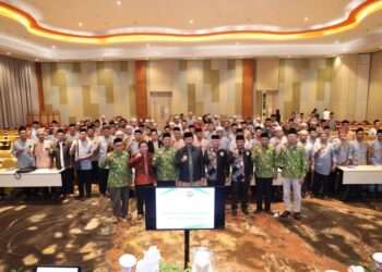 Sekda Sunggono bersama para pengurus masjid