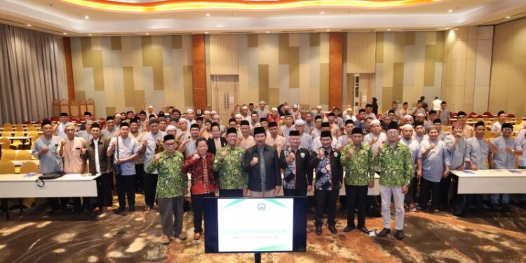 Sekda Sunggono bersama para pengurus masjid