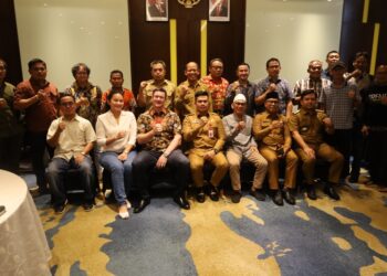 Pjs Bupati Kukar Bambang Arwanto dengan perwakilan PT REA Kaltim dan masyarakat sekitarnya.