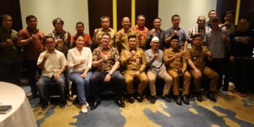 Pjs Bupati Kukar Bambang Arwanto dengan perwakilan PT REA Kaltim dan masyarakat sekitarnya.