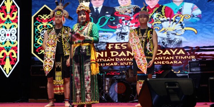 Ketua Persekutuan Dayak Kabupaten Kukar Hj Maria Ester