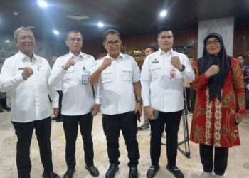 Pjs Kukar Bambang Arwanto dan Pj Gubernur Kaltim Akmal Malik berfoto bersama
