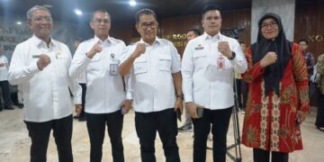 Pjs Kukar Bambang Arwanto dan Pj Gubernur Kaltim Akmal Malik berfoto bersama
