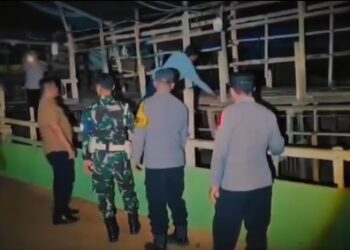 proses pembongkaran dugaan arena judi sabung ayam di Samboja