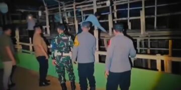 proses pembongkaran dugaan arena judi sabung ayam di Samboja