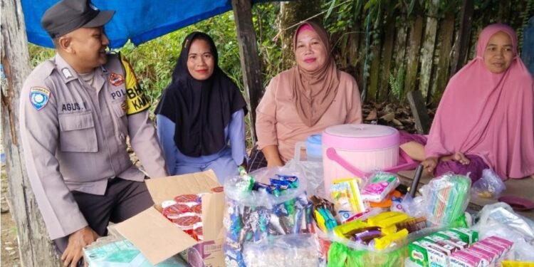 Dialog polisi dengan masyarakat Muara Wis