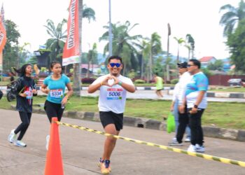 Peserta Kukar Run Berpose di tengah-tengah lomba