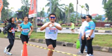 Peserta Kukar Run Berpose di tengah-tengah lomba