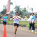 Peserta Kukar Run Berpose di tengah-tengah lomba