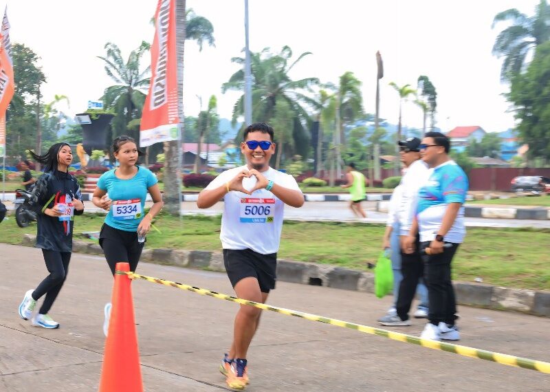 Peserta Kukar Run Berpose di tengah-tengah lomba